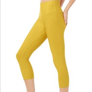 NEVER WORN Alo Yoga Airlift Capris